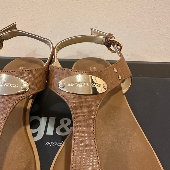 Michael Kors Brown Leather Sandals with Thong Design - Picture 2 of 7